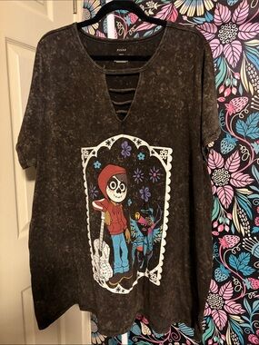 Black Heather Short-Sleeve Coco Graphic Tee with Ladder V-Notch